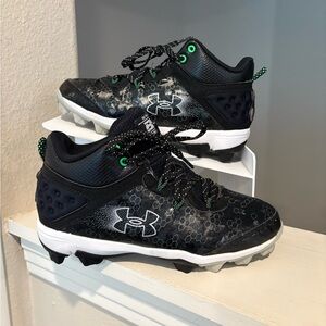 Under Armour Harper 8 Mid 3026597-001 Boys Black Lace Up Baseball Cleat Sz 4.5Y